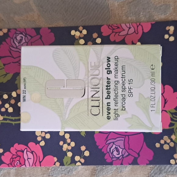 Ecru New Clinique Foundation Even Better Glow SPF 15 - Picture 2 of 4